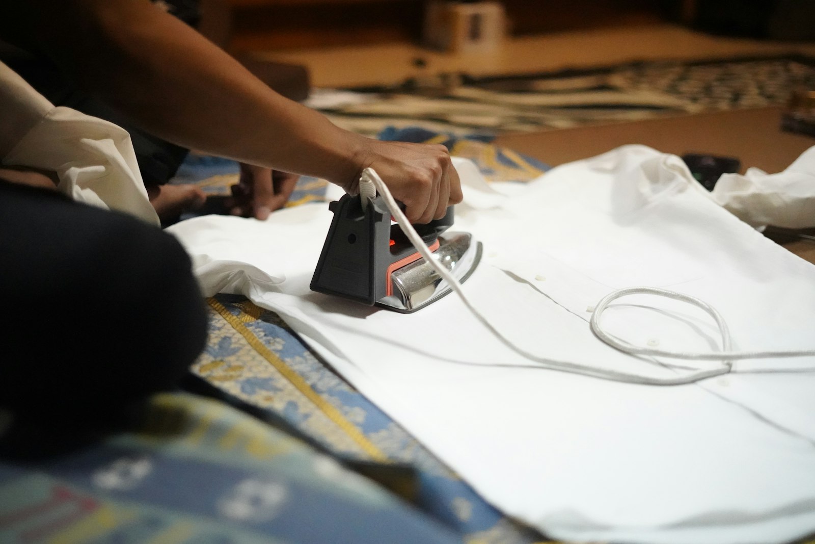 Menyetrika kemeja putih